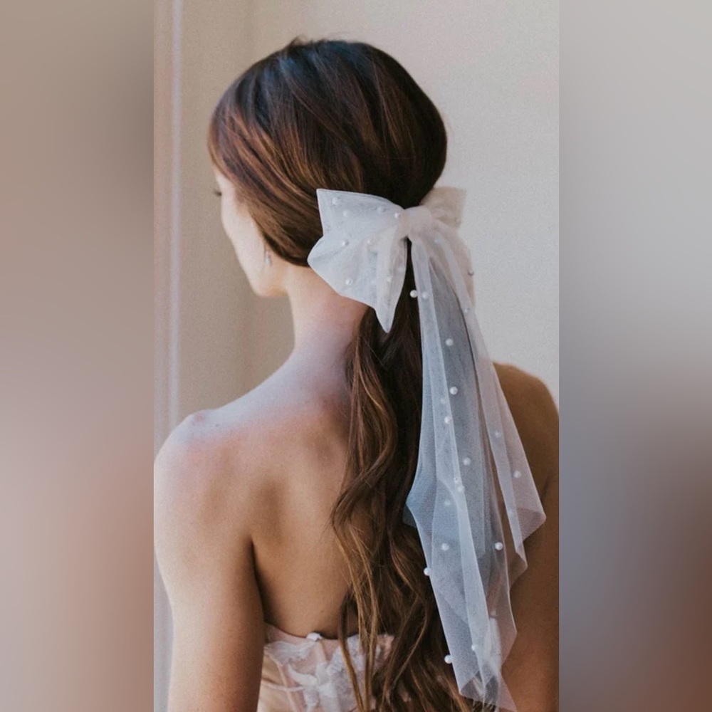 Penelope Pearl Bow